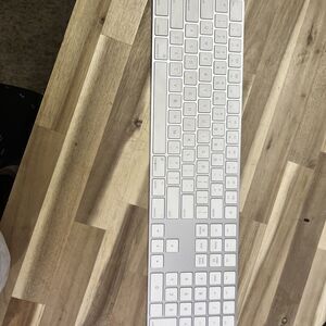 Apple A1843 Wireless Rechargeable Bluetooth Magic Keyboard With Numeric Keypad O